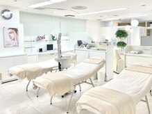 シーボン 門前仲町店の雰囲気（明るく広々とした開放的なサロン空間。初めての方も通いやすい）