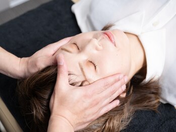 コパ整骨院の写真/頭の骨を整えて歪みを解消！お顔のリフトアップ効果も◎気持ち良くて寝てしまう人続出♪