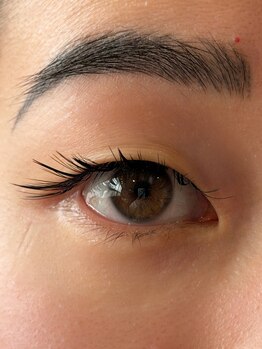 ミニョン(Mignon)の写真/眉の長さ角度を数ミリまでこだわり、理想以上の仕上がりに！眉カラー〈ブリーチ×カラー〉で更に垢抜け◎