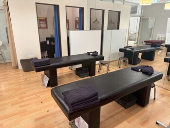 カラダストレッチ ららぽーと横浜店/明るくて清潔感のある店内