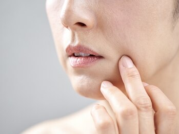 アロマ(AROMA)の写真/頬の『たるみ毛穴』にアプローチ!ほうれい線スッキリ、毛穴引き締め◎40代が選ぶ実力派リフトアップ★