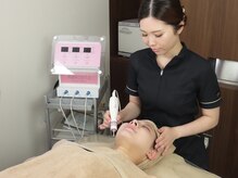 アルセの雰囲気（13種類の美容液をオーダーメイドで調合し導入。施術後直ぐに実感）