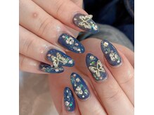 キラキラビジューネイル。