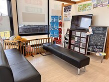 なおと整骨院 的場店の雰囲気(待合室:キッズスペースもございます)