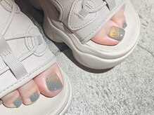 ノラ ミナミアオヤマ(NORA MINAMIAOYAMA)の雰囲気（マグネットネイルをはじめ、オーロラミラーのフットネイルが人気）