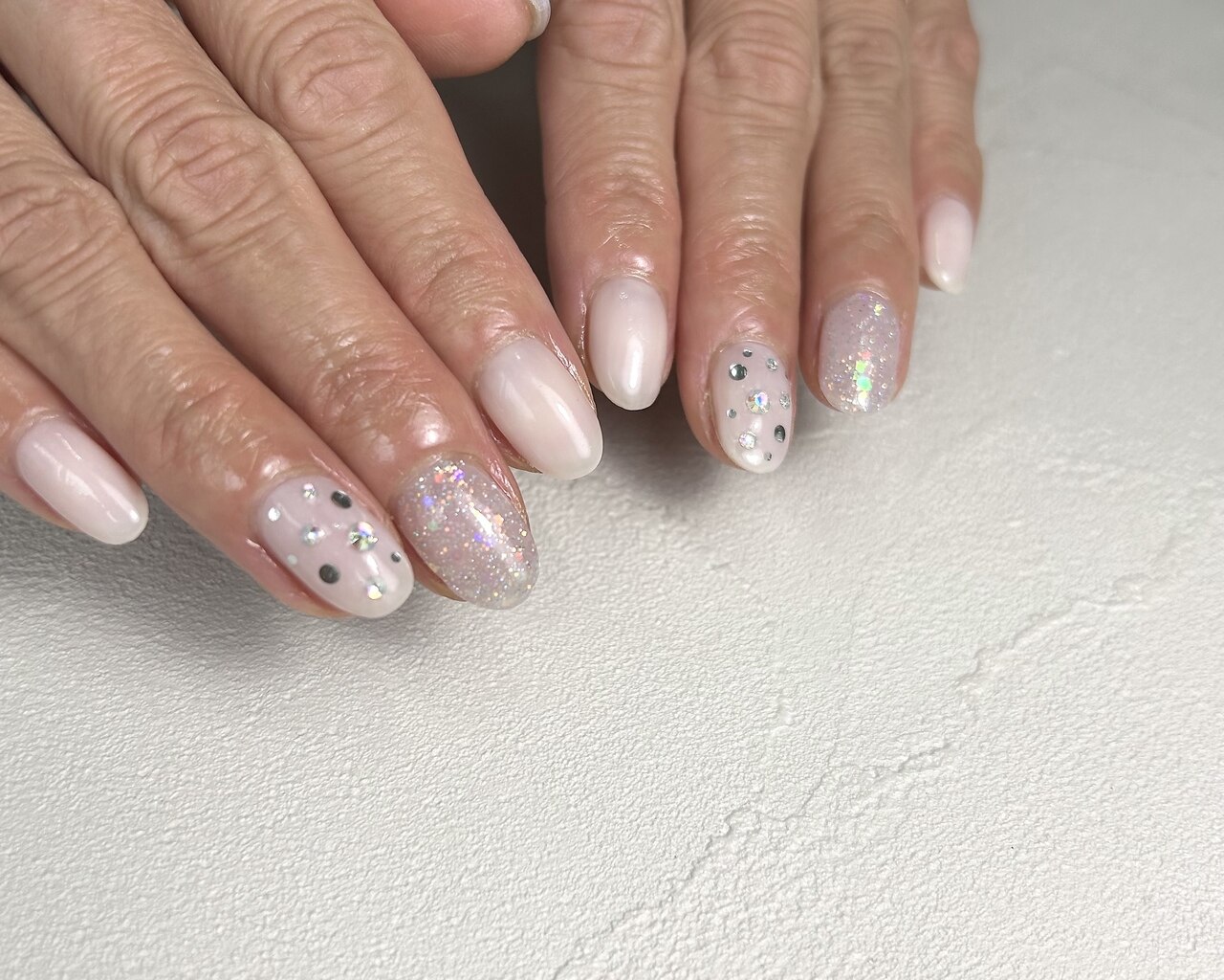 2026年冬トレンド】ホワイト ワンカラー ハンドのネイルデザイン集