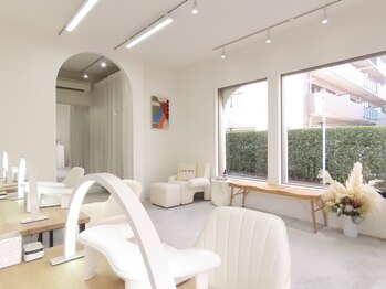 ロウズネイル 新小岩南口店(LOEWS NAIL)の写真/≪開放感ある路面店/上質な空間とこだわり商材≫お客様のネイル時間を大切に満足度の高い技術をご提供◎