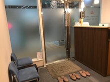 リラックスサロン ラクア/店内の受付＆待合室です。