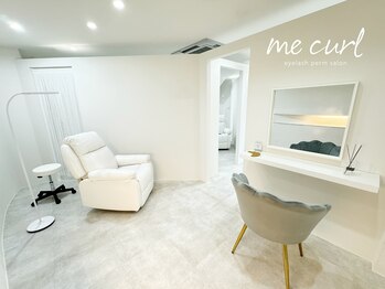 ミーカール 柳津店(me curl)の写真/【人目を気にせずリラックス】個室の空間で理想のまつ毛を叶える♪白を基調とした清潔感溢れるサロン☆