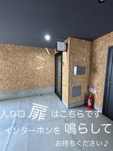 ユニゾン 三国ヶ丘(Unison)/看板から左奥に進むと扉が♪