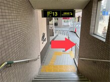 川西アクシス整体院(川西AXIS整体院)/階段を降りてすぐ右に迂回します