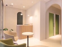 ピエモワ 表参道(PiEmoi)/ガラスの馬の絵が目印