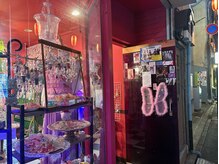 念ネイルの雰囲気（ピンク色の壁の店内。）