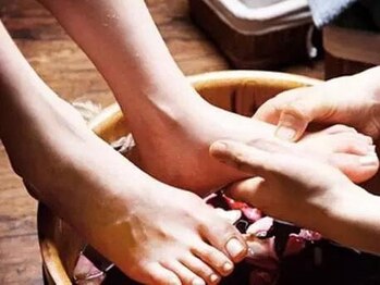 東陽 ほぐし家の写真/足の疲れ解消には当店の木桶漢方足湯付足裏マッサージが◎足ツボを刺激し血行促進!長年疲労のお悩み改善へ!