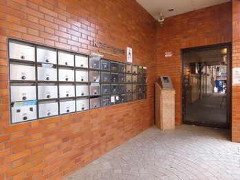 ヌーン(noon)/エントランスから301号室へ