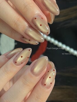flash beige magnet. w/red dot.