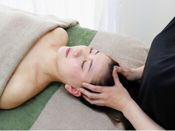 イクヨノ ビューティーサロン(194's beauty salon)の写真/◆癒しと美を同時に◆オールハンド専門店のヘッドマッサージ＊外耳アロマ+頭蓋骨ストレッチで小顔効果抜群!