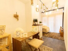 お店の内装です。ナチュラルインテリアの可愛いサロンです。