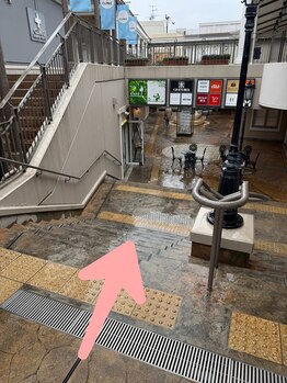 ビューティーアイラッシュ みのおキューズモール店/階段を下に降りて下さい