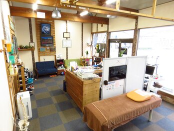 オレンジ整骨院/木のぬくもりのある内観