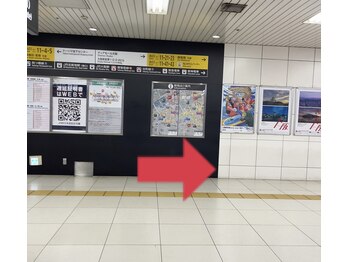 スマイルハンド 大阪駅前第1ビル店/右方向に進む