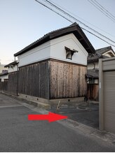 山本整体院 箕面桜井駅前院/6.蔵のような建物手前の路地を右