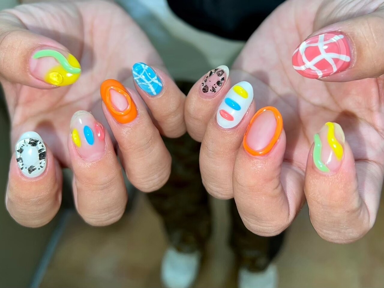 2026年冬トレンド】マルチカラーのネイルデザイン集｜人気順｜28ページ