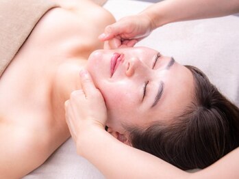 小顔フェイスラボ 江坂店(小顔Face Labo.)の写真/【結果重視の小顔&整体コルギサロン】究めの技◆コルギ×独自の整体技術で美小顔！＜“超絶”小顔体験！＞