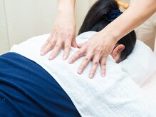 薬手の雰囲気（体の歪み、筋肉の硬さ、ツボの反応から現在の問題点を把握します）