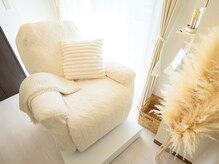 明るい個室のお部屋にご案内♪minu eyelash salonをお借りします