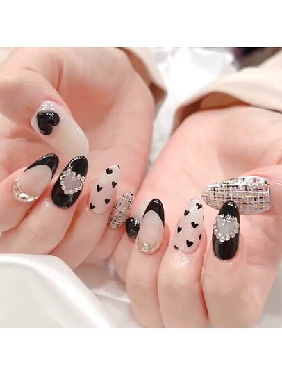 2025年冬】ブラック ハート ハンドのネイルデザイン集｜人気順  