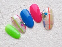 カトルナフ(quatre fois neuf)/ビビットカラーの夏ネイル