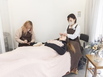 サラ デ ミレ(Sala de milae)の写真/忙しい方にオススメ！ネイルとまつげの同時施術が可能で時短＆お得にキレイになれる☆イベント前にも◎