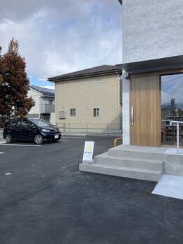 ゆず鍼灸整骨院/広いスペースで車も止めやすい