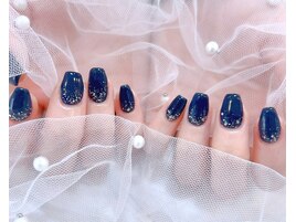 上品に輝くネイビーラメ