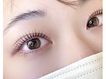 アイドール(Eye's Doll)の写真/キープ力しっかり×韓国風デザイン♪ダメージが少なく、自まつ毛の負担を最小限に抑えた施術◎