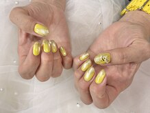 ヒラソルネイル(Girasol nail)/流行りのイエローにハチちゃん