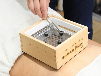 東大宮鍼灸接骨院/お灸施術風景