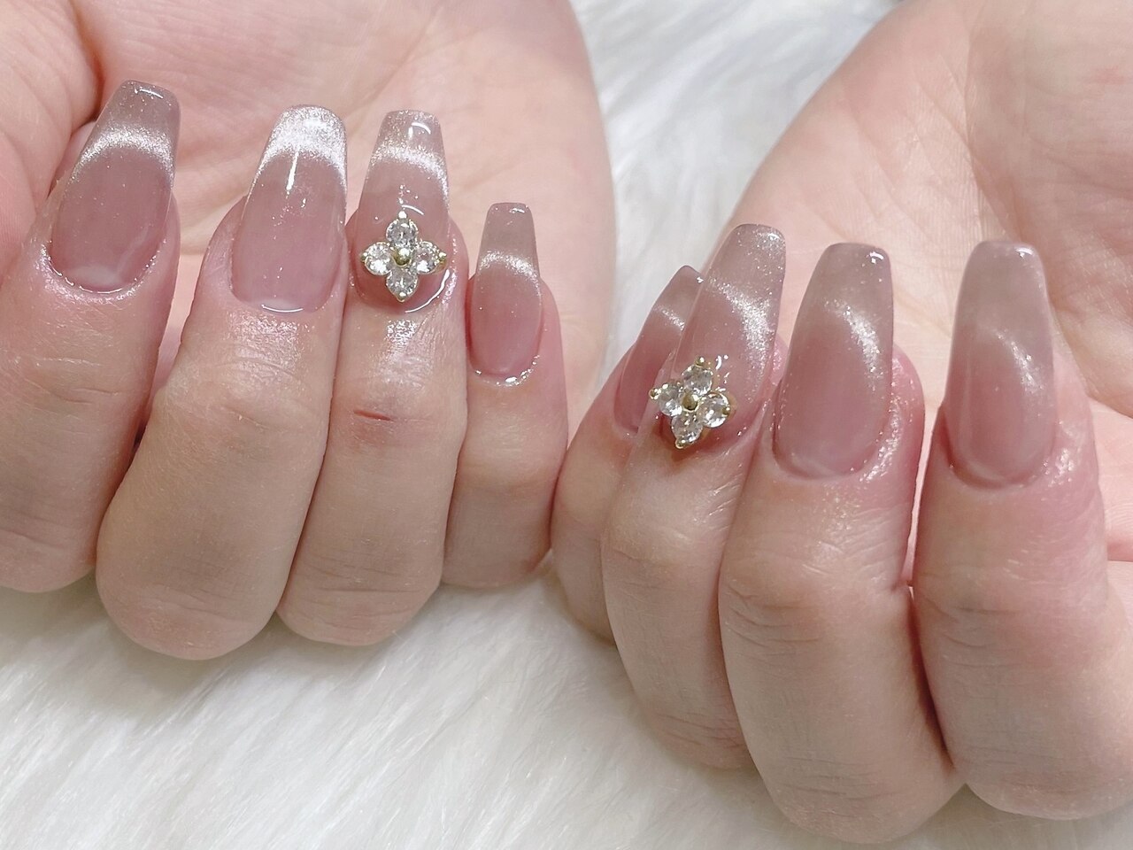 シルバーシェル埋めつくしニュアンスネイル 韓国 ちゅるん 冬 クリスマス 成人式 2025年-2026年冬トレンド】ちゅるんのネイルデザイン集｜人気順｜14