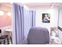 クイーン(QUEEN)の雰囲気(アメリカンpopな店内、半個室でゆっくり落ち着いて過ごせます )