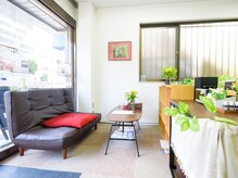 いっぽ自然整体院の雰囲気（完全予約で落ち着いて施術を受けられます。新宿小学校正面。）
