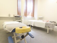 TJMととの鍼灸院の雰囲気（広々として個室で施術）