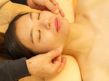 ベル通り整骨院/お顔のハンド施術