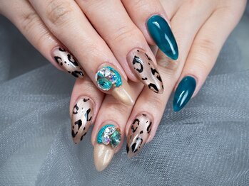 シシュ 姫路店(SyiSyu)の写真/カラージェル600色以上から選ぶ彩り！パーツやビジューが種類が豊富で大人可愛いデザイン◎