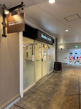 ビューティーアイラッシュ みのおキューズモール店/ほけんの窓口さんの隣が当店です