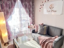 ロットプラス(Lot Plus)/明るいカウンセリングルーム