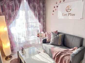 ロットプラス(Lot Plus)/明るいカウンセリングルーム