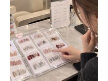 ネイルサロン 爪屋の雰囲気（たくさんのサンプルがあるので楽しい♪）