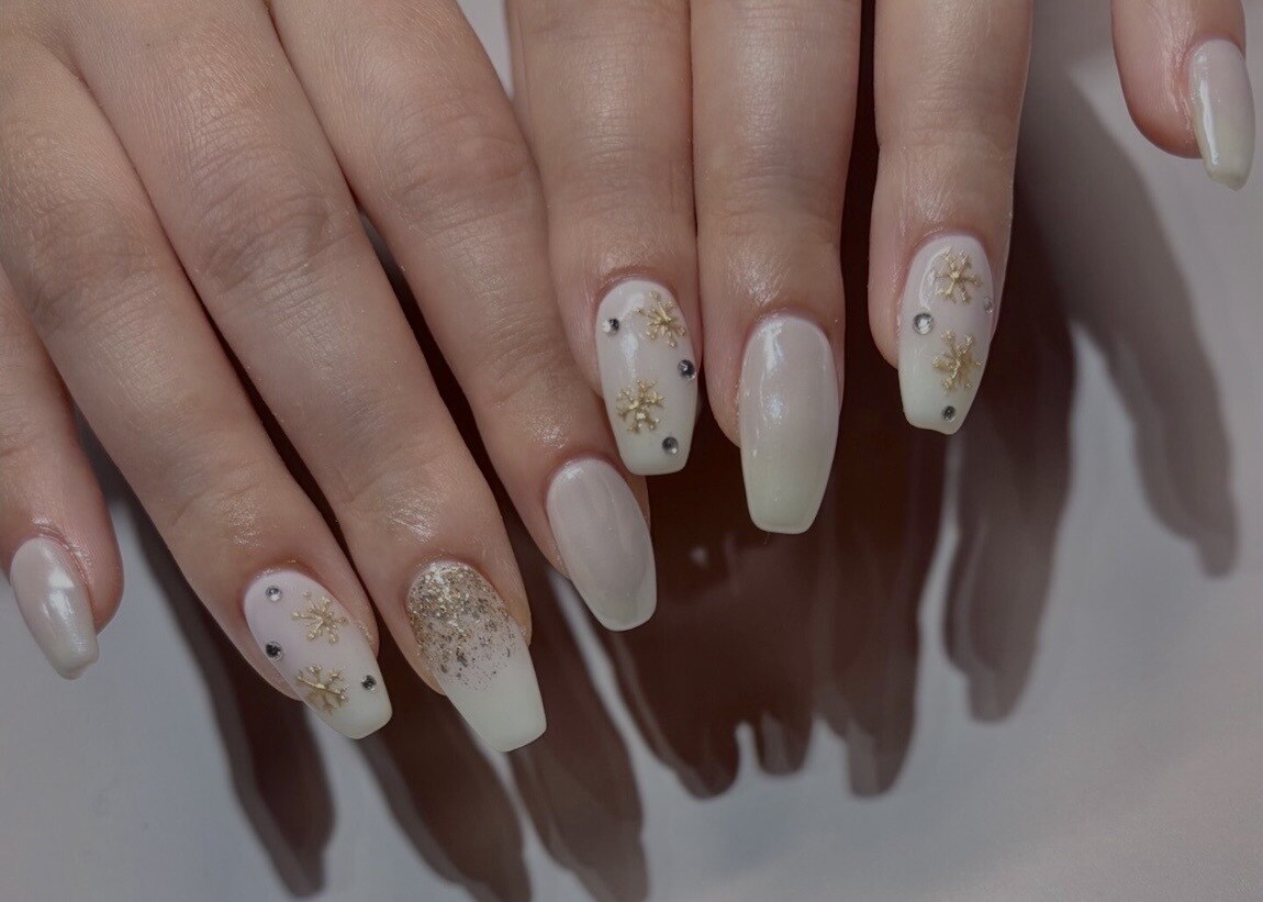 2026年冬トレンド】ホワイト ワンカラー ハンドのネイルデザイン集