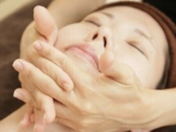 カルミア 心斎橋店の写真/【口コミ高評価4.93☆】もたつく輪郭、気になる二重あごには《レモンボトル×小顔コルギ》がオススメ♪